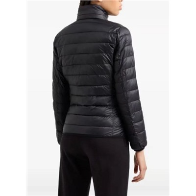 Женская легкая и компактная куртка с воротником-стойкой и невидимым капюшоном  ЭМПОРИО АРМАН*И