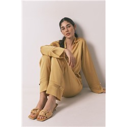 Sandalias tacón kitten satén mostaza