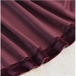 Бархатное платье с круглым вырезом и длинными рукавами