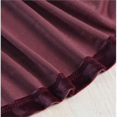 Бархатное платье с круглым вырезом и длинными рукавами