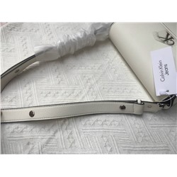 Сумка-седло с клапаном на длинном ремешке в стиле бренда Calvin Klei*n