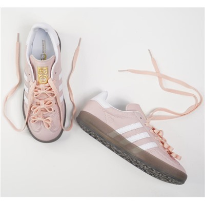 ⏺Adidas Gazelle x Hello Kitty