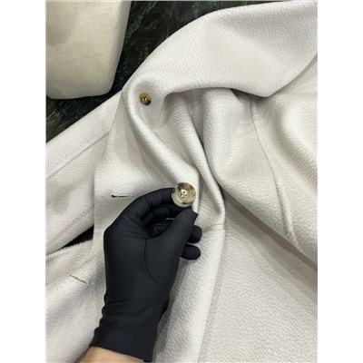 Maxmara Bondone имеет большую длину и больше подходит для женщин ростом выше 163 см. Изготовлен из двухрядной роговой пряжки и гофрированного кашемира. Все изделие сшито вручную. Ткань: 100% кашемир. Распродажа  оригинальный сингл