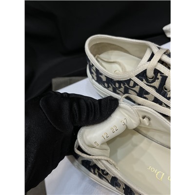 -Импортная чистая оригинальная ткань для вышивки (непревзойденная трехмерная мягкость) -Импортная подкладка из овчины. - Подошва частной модели .высокая версия