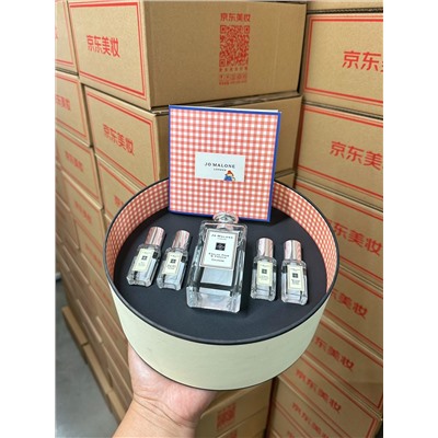 Круглая подарочная коробка🎁» медвежонка Джо Мэлоуна Паддингтона такая милая😍😍 ⚠️В упаковке: духи «Английская груша и фрезия»*1 (100 мл). Духи с шалфеем и морской солью*1 (9 мл) Духи «Лайм, базилик и цитрусовые»*1 (9 мл) Духи с медом и нектарином*1 (9 мл) Духи Blue Wind Chime*1 (9 мл)