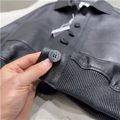 Материал: импортная 100% овчина, итальянская овчина | Все фурнитурные молнии и кнопки изготовлены из ZP с логотипом бренда, а внутренняя подкладка соответствует ZP.  На ощупь мягкий, эластичный и очень удобный. Натуральная кожа имеет естественную текстуру и высококлассный блеск