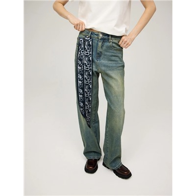 Синие зауженные джинсы с платком