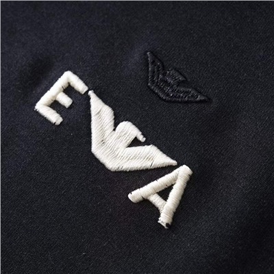 Мужской свитшот с небольшой вышивкой на груди логотипа бренда ЭМПОРИО АРМАН*И