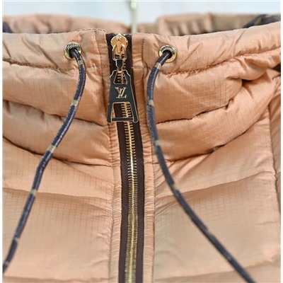 Стеганый короткий теплый жилет с капюшоном на молнии