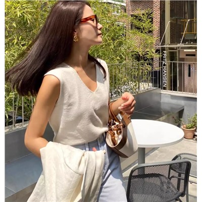 Трикотажный топ с V-образным вырезом от CAN*T. Для меня 🤎✔️