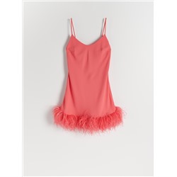 Платье с искусственными перьями по подолу