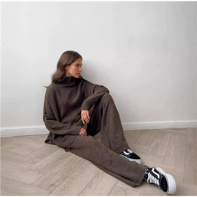 Комплект из свитера с высоким воротником и разрезом и вязаных брюк свободного кроя