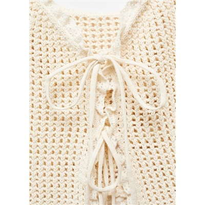 Top calado detalle puntilla