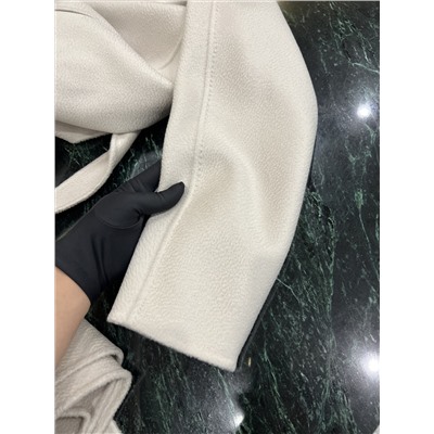 Maxmara Bondone имеет большую длину и больше подходит для женщин ростом выше 163 см. Изготовлен из двухрядной роговой пряжки и гофрированного кашемира. Все изделие сшито вручную. Ткань: 100% кашемир. Распродажа  оригинальный сингл