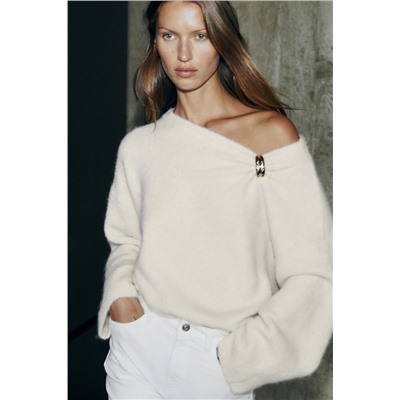 KNIT JUMPER WITH BROOCH