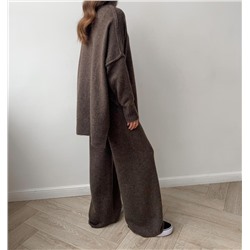 Комплект из свитера с высоким воротником и разрезом и вязаных брюк свободного кроя