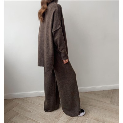 Комплект из свитера с высоким воротником и разрезом и вязаных брюк свободного кроя