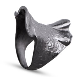 Кольцо мятый металл (покрытие черный родий глянцевый)