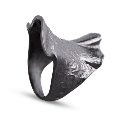 Кольцо мятый металл (покрытие черный родий глянцевый)