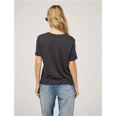 Серая футболка с защипом на спине