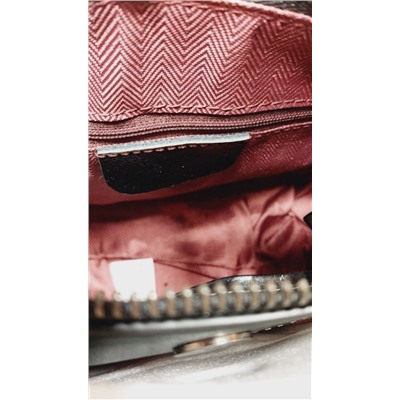 Сумка хорошего качества, в живую лучше смотрится чем на фото.