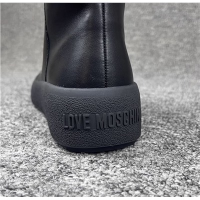 Итальянские женские зимние кожаные  ботинки на нескользящей подошве с боковой молнией Love Moschin*o