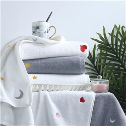 Красивые полотенца с вышивкой из 100% хлопка  2 шт в наборе