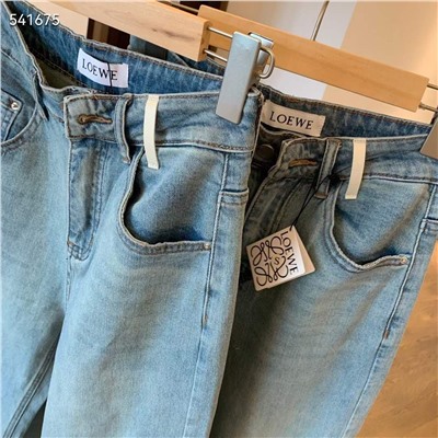 Классные повседневные прямые джинсы  ✔️LOEW*E  Материал: мягкий, приятный  лёгкий деним. Стильная вышивка на заднем кармане в виде логотипа