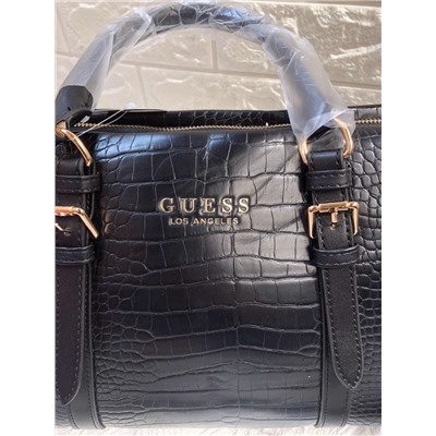 Большая мягкая сумка под крокодиловую кожу с двумя ручками в стиле бренда Gues*s. В комплекте есть дополнительный ремешок на плечо