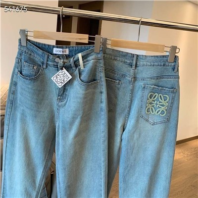 Классные повседневные прямые джинсы  ✔️LOEW*E  Материал: мягкий, приятный  лёгкий деним. Стильная вышивка на заднем кармане в виде логотипа