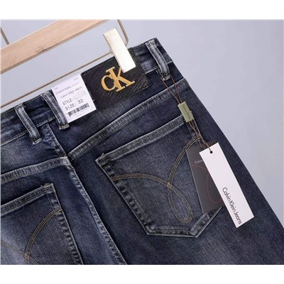 Мужские джинсы Calvin Klein  Реплика 1:1 с использованием оригинальной фурнитуры (пуговицы, молния, задняя кожаная бирка с буквами) Высококачественный материал: хлопок с эластаном