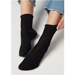 Kurze Socken aus Filo Di Scozia Baumwolle, Bündchen mit Offen Verarbeiteten Kanten.
