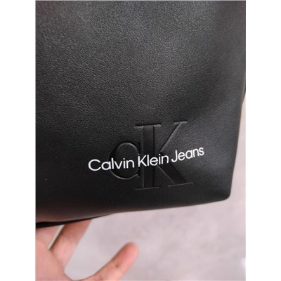 Однотонная сумка через плечо в стиле бренда Calvin Klei*n на регулируемом ремешке