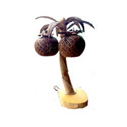 Светильник «Пальма» из кокосовых орехов на подставке