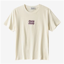 Mi*u Mi*u  ♥️  однотонная хлопковая трикотажная футболка, название бренда вышито бисером✔️  цена модели на оф сайте выше 150 000👀 высококачественная реплика ✔️