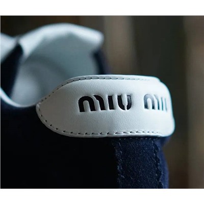 Mi*u Mi*u  👟  модные женские кроссовки в стиле ретро✔️  верхний слой выполнен из матовой коровьей кожи, подошва - износостойкая композитная резина.  Продавец указывает что отшиты из остатков оригинальных тканей✔️