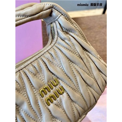 Трендовая сумка-малышка MiuMiu 👔  Реплика  Материал: овечья кожа  4 цвета  Размер: 22*11