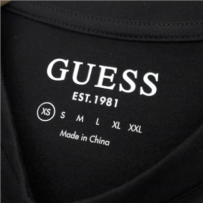 Однотонное боди Gues*s с наименованием бренда на груди.