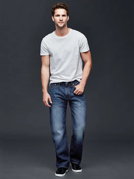 Модели мужчины в джинсах