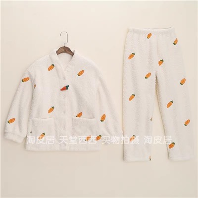 Очень мягкая теплая милая пижама с вышивкой. 2 варианта: с клубничкой + съемный капюшон, с морковкой - без капюшона
