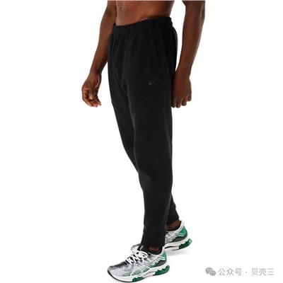 Спортивные мужские брюки с эластичным поясом на шнурке и прямыми штанинами с манжетами на резинке. Asic*s