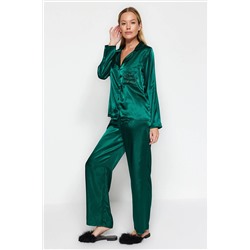 TRENDYOLMİLLA Koyu Yeşil Yılbaşı Temalı Nakışlı Saten Gömlek-Pantolon Dokuma Pijama Takımı THMAW22PT1145