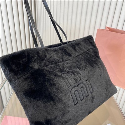 Симпатичная сумка тоут в стиле Miu Mi*u 👝   Размера нет, но на модели видно какая она