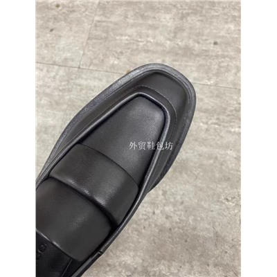 Лоферы с квадратным носком на платформе с низким каблуком бренда Vince. Обувь марки Vinc*e пользуется широкой популярностью среди ценителей не только изысканных, но и удобных в носке вещей. Экспорт
