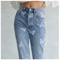 Оригинальные джинсы с завышенной талией, украшенные принтом в виде бабочки