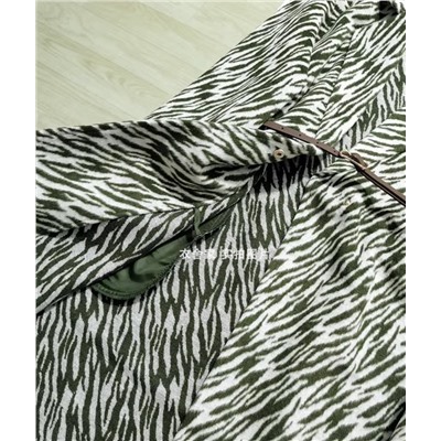 Оригинальное пальто с "зебровым" принтом 😁 отложным воротником и тонким ремешком на талии  Материал: 65% полиэфирное волокно + 6% шерсть + 20% акриловое волокно + 6% нейлон + 3% вискозное волокно