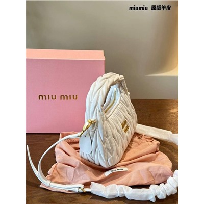 Трендовая сумка-малышка MiuMiu 👔  Реплика  Материал: овечья кожа  4 цвета  Размер: 22*11